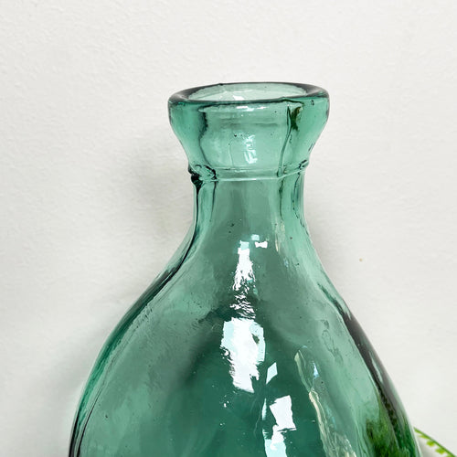 Hohe Flaschenvase aus recyceltem Glas