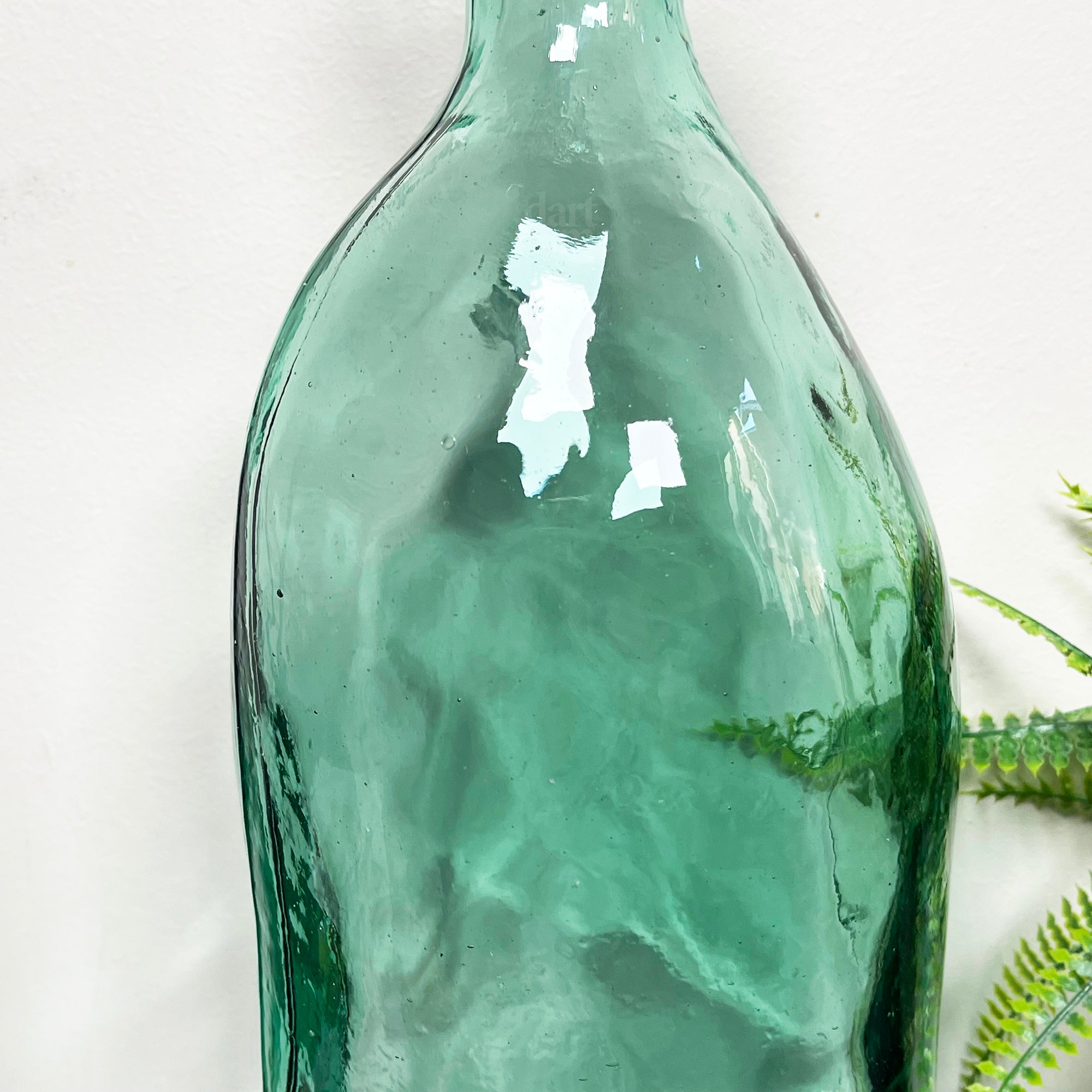 Hohe Flaschenvase aus recyceltem Glas