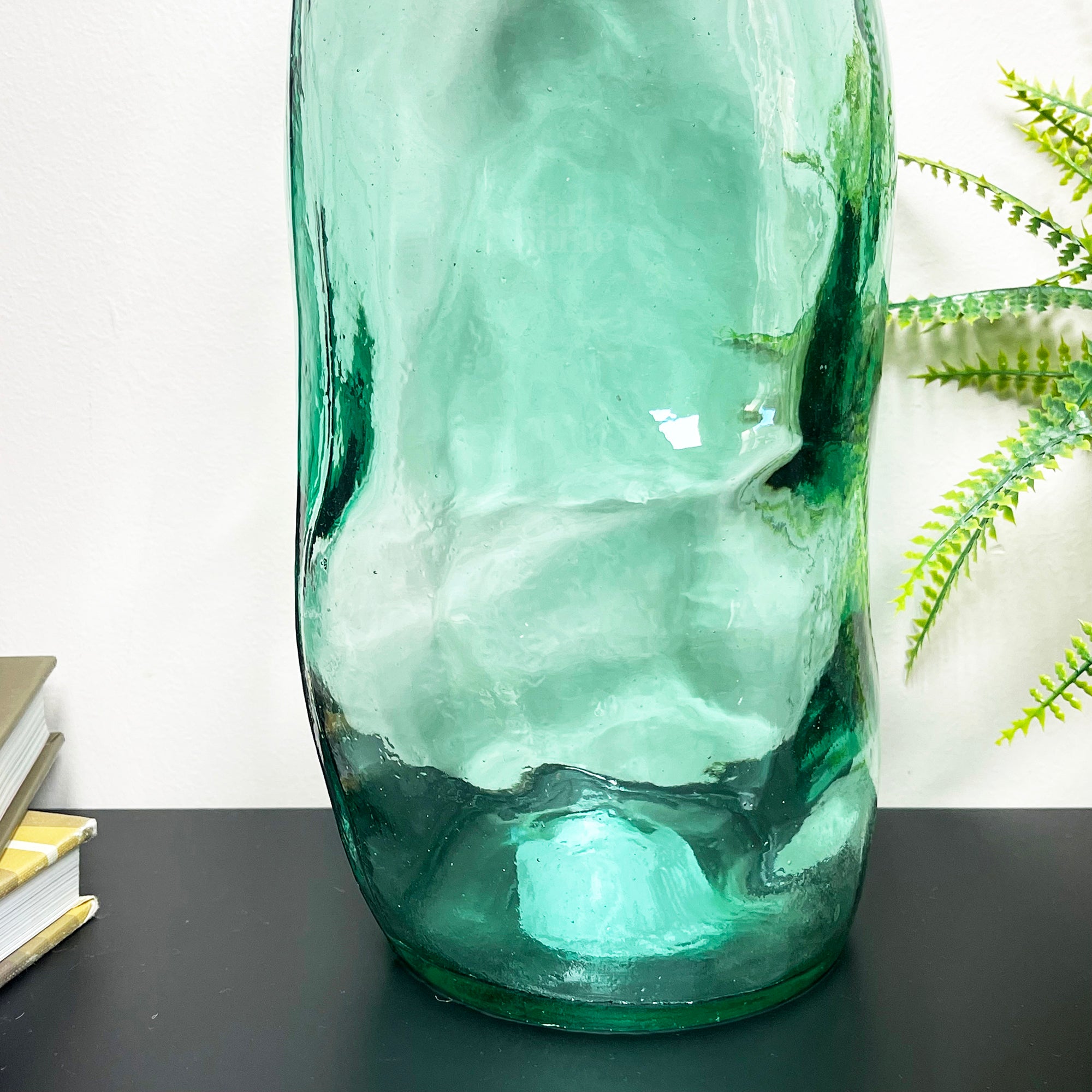 Hohe Flaschenvase aus recyceltem Glas