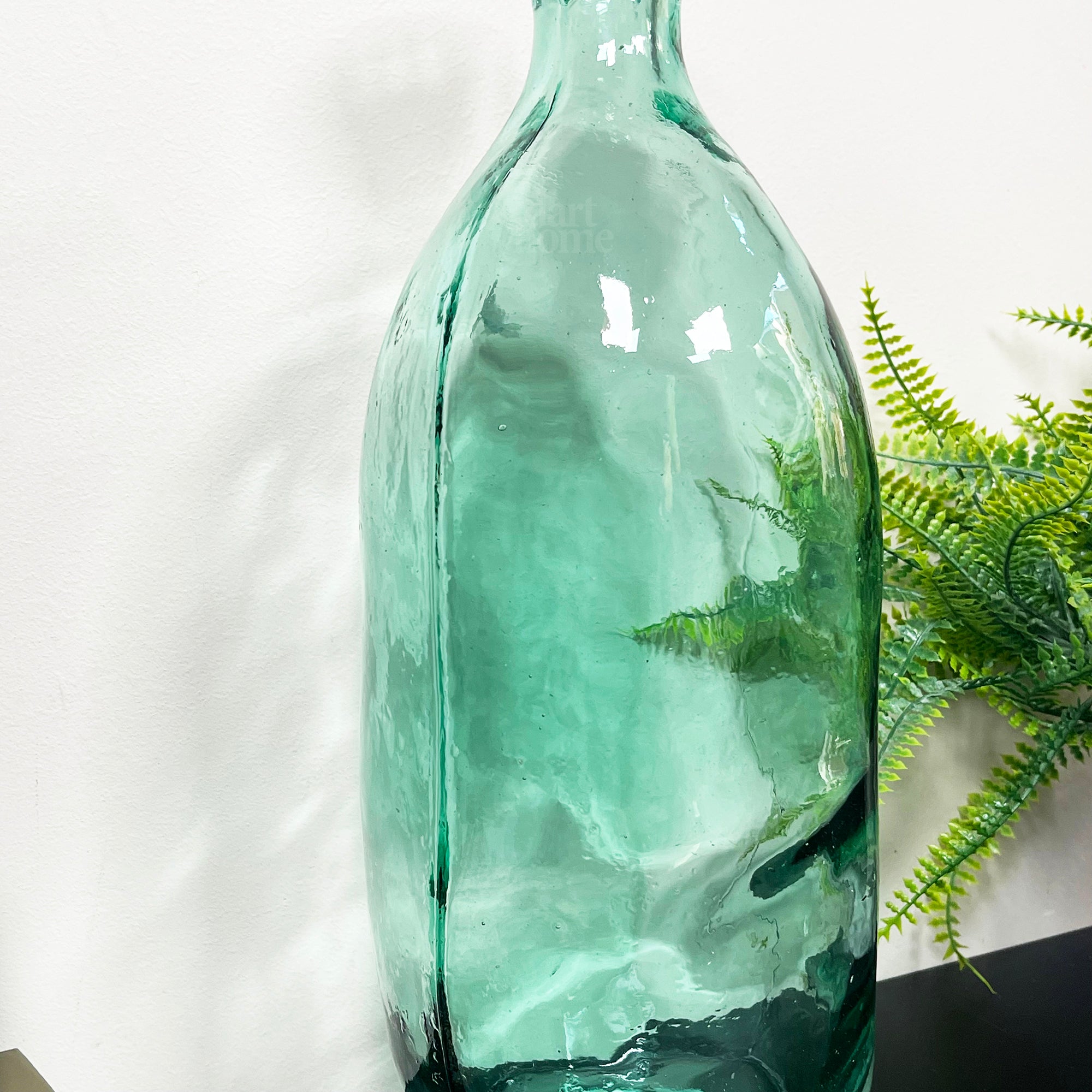 Hohe Flaschenvase aus recyceltem Glas
