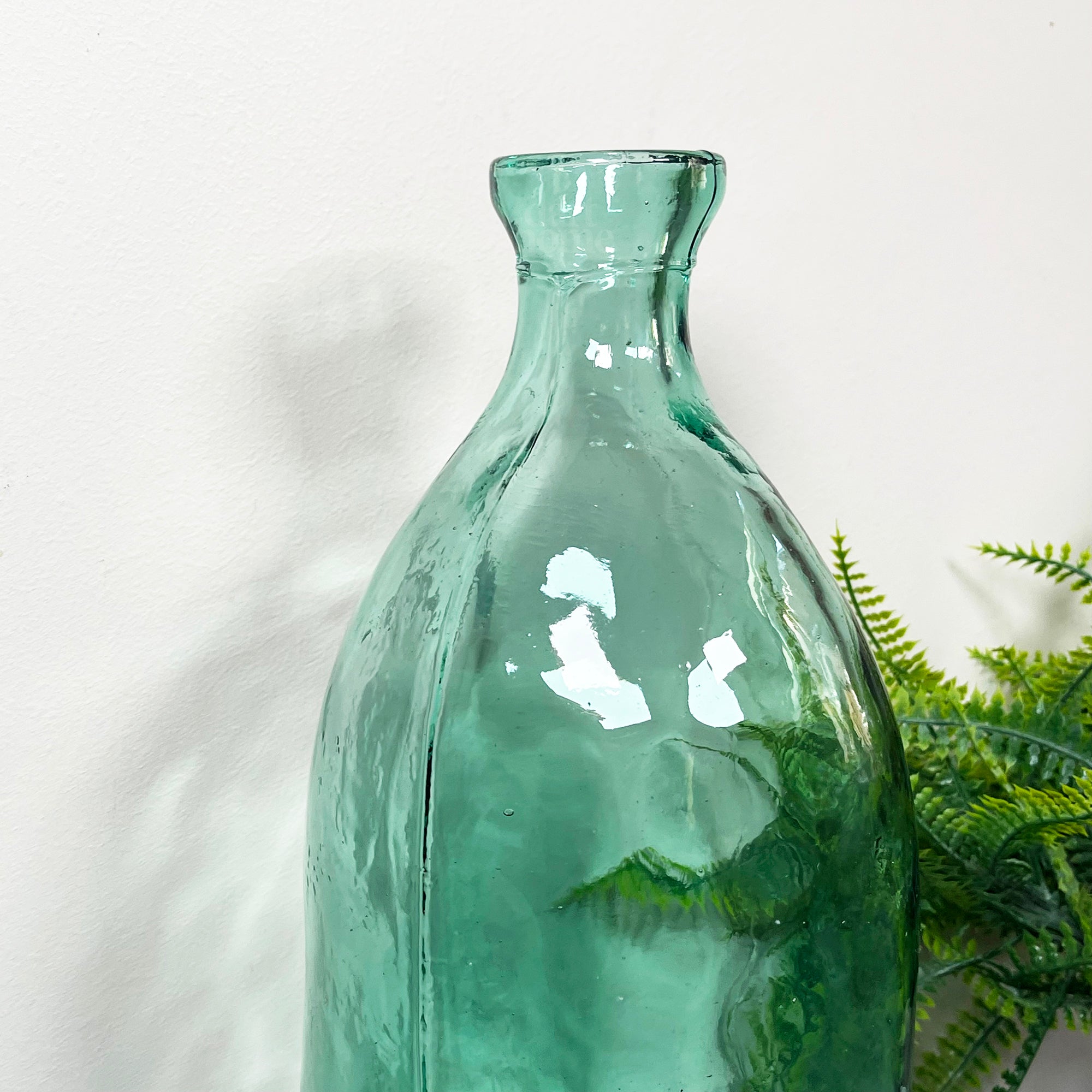 Hohe Flaschenvase aus recyceltem Glas