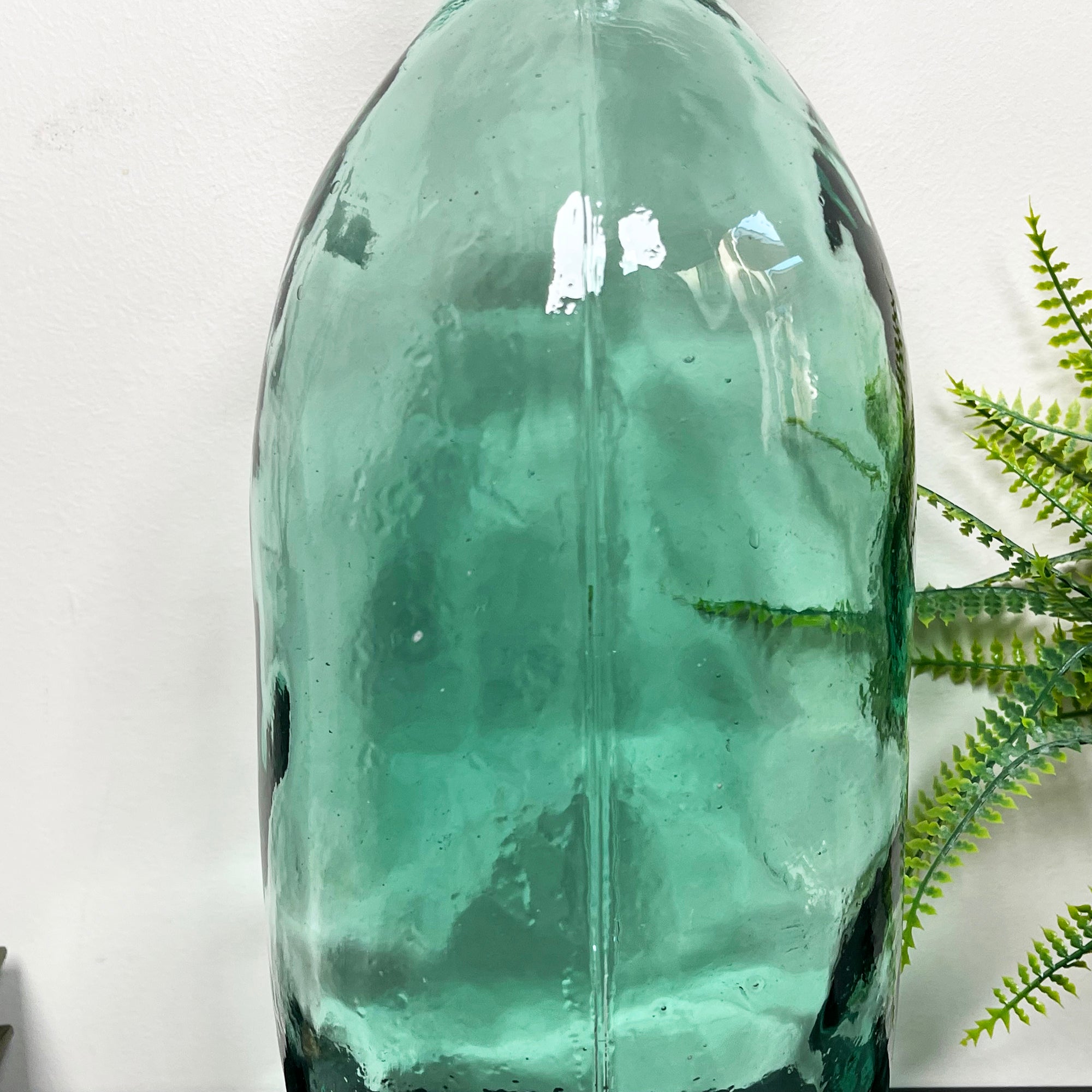 Hohe Flaschenvase aus recyceltem Glas