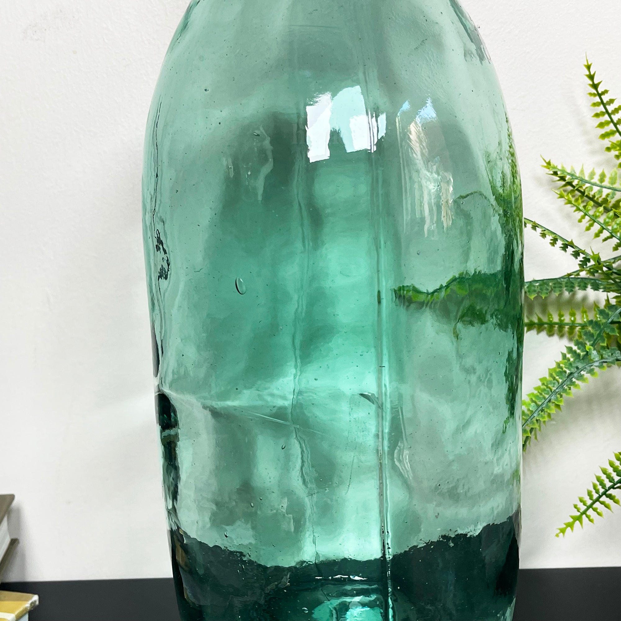 Hohe Flaschenvase aus recyceltem Glas