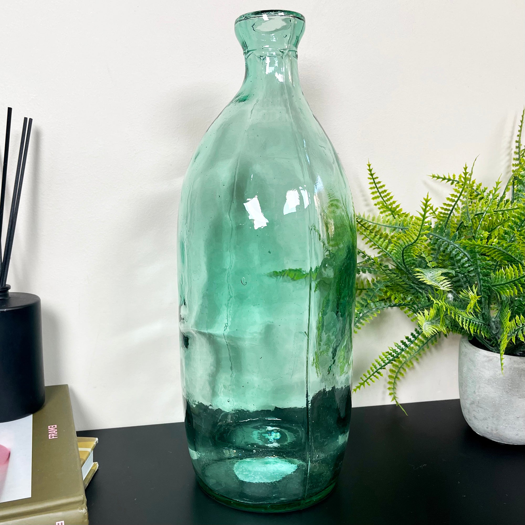 Hohe Flaschenvase aus recyceltem Glas
