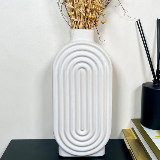 Weiße gerippte ovale Vase