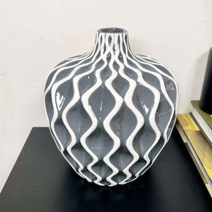 Graue Serenity Vase mit Wellenmuster