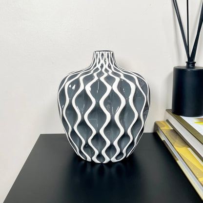 Graue Serenity Vase mit Wellenmuster