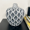 Graue Serenity Vase mit Wellenmuster