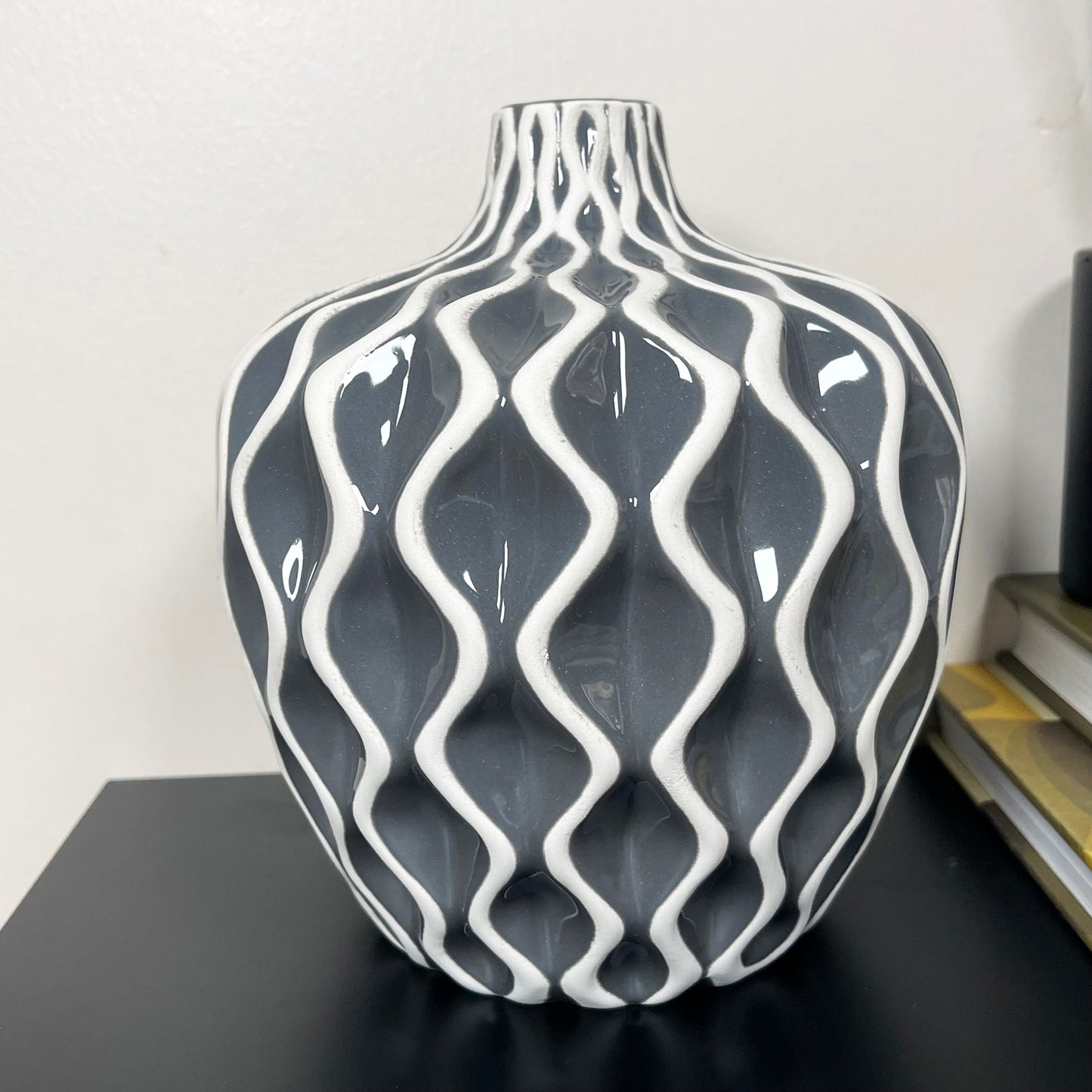 Graue Serenity Vase mit Wellenmuster