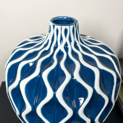 Blaue Serenity Vase mit Wellenmuster