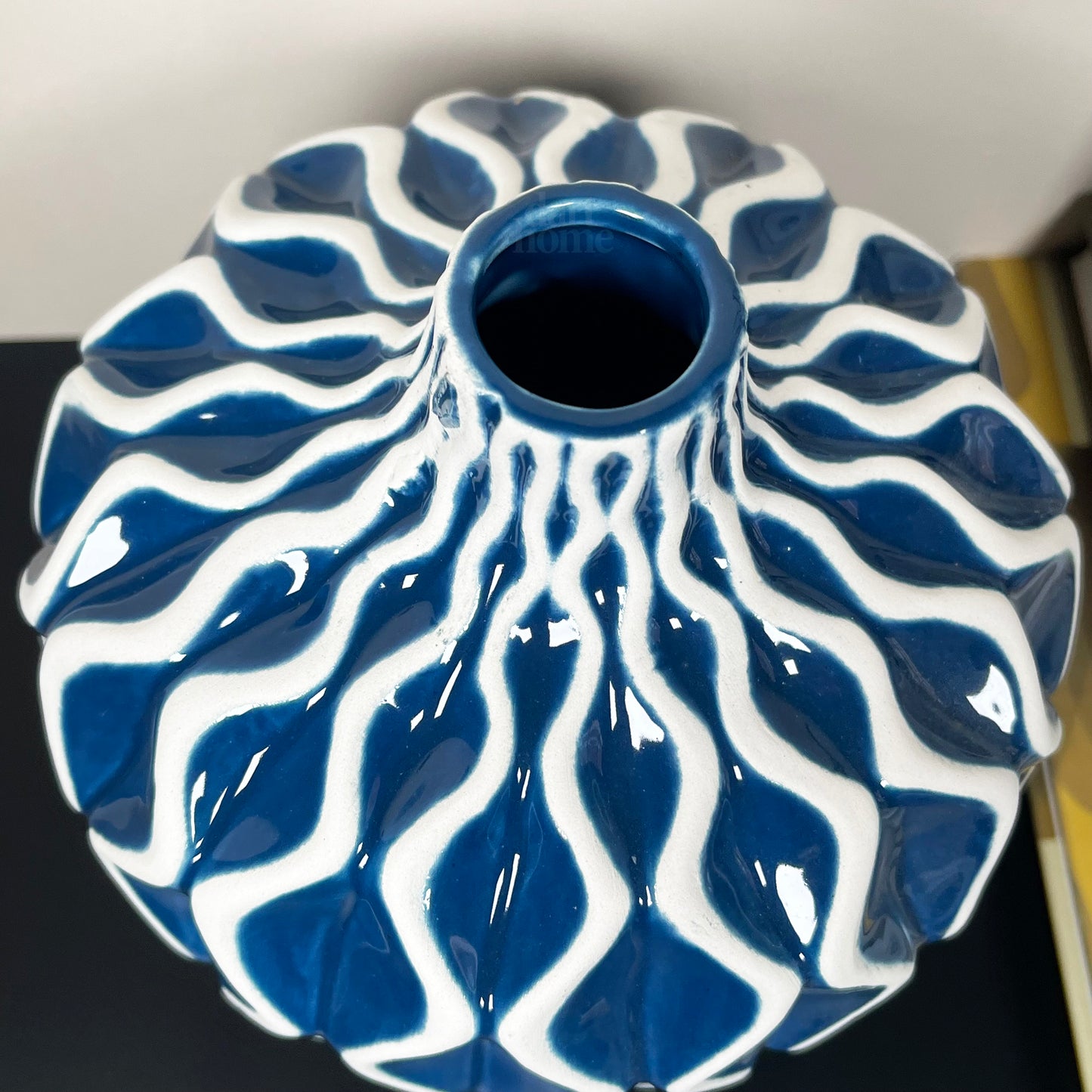 Blaue Serenity Vase mit Wellenmuster