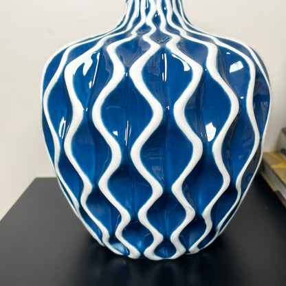 Blaue Serenity Vase mit Wellenmuster