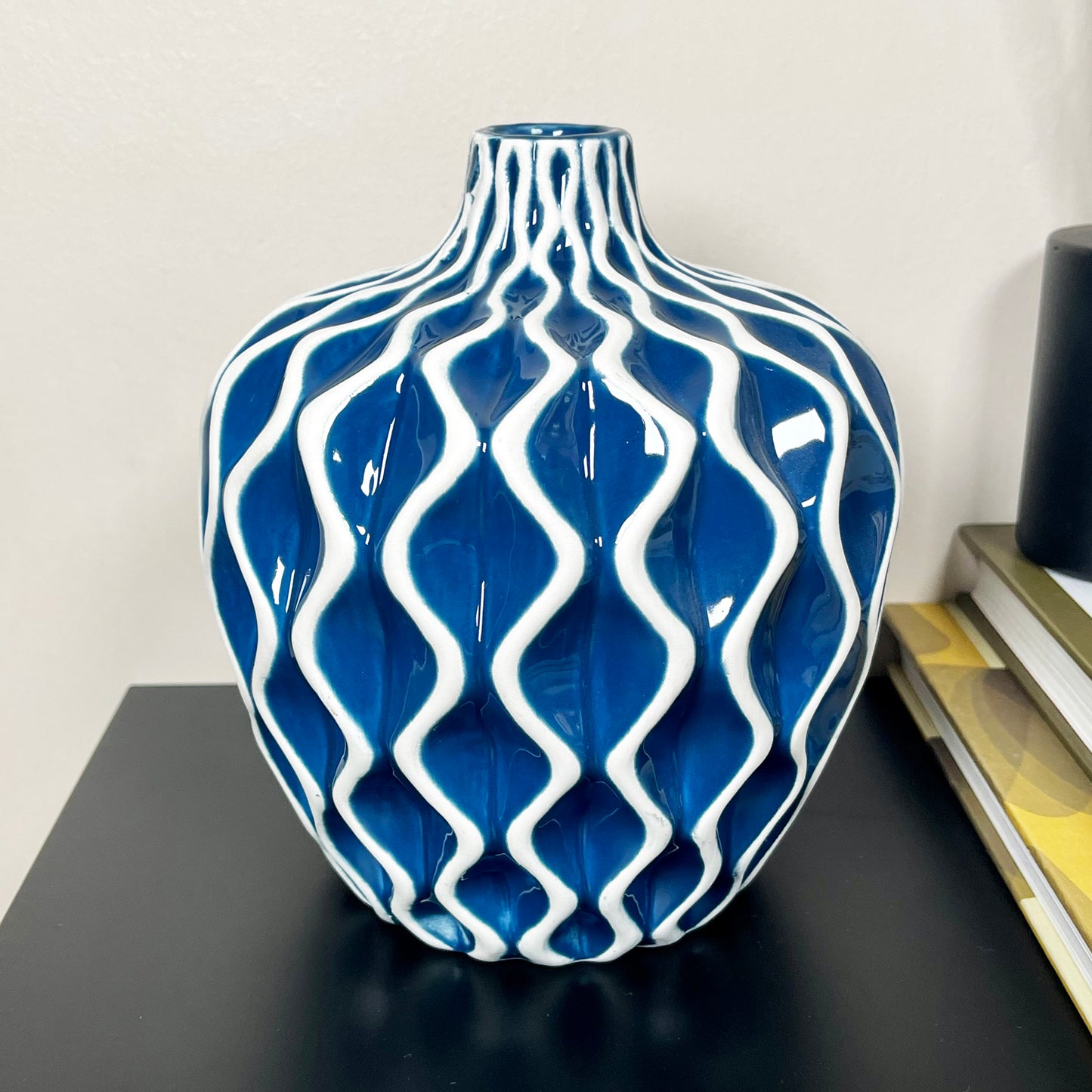 Blaue Serenity Vase mit Wellenmuster