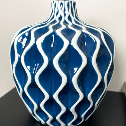 Blaue Serenity Vase mit Wellenmuster