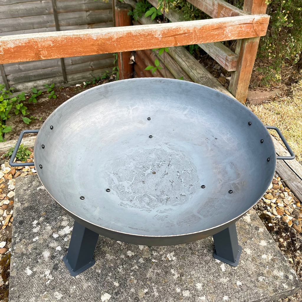 Große schwarze Feuerschale aus Gusseisen