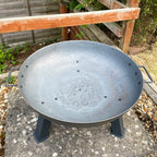 Große schwarze Feuerschale aus Gusseisen