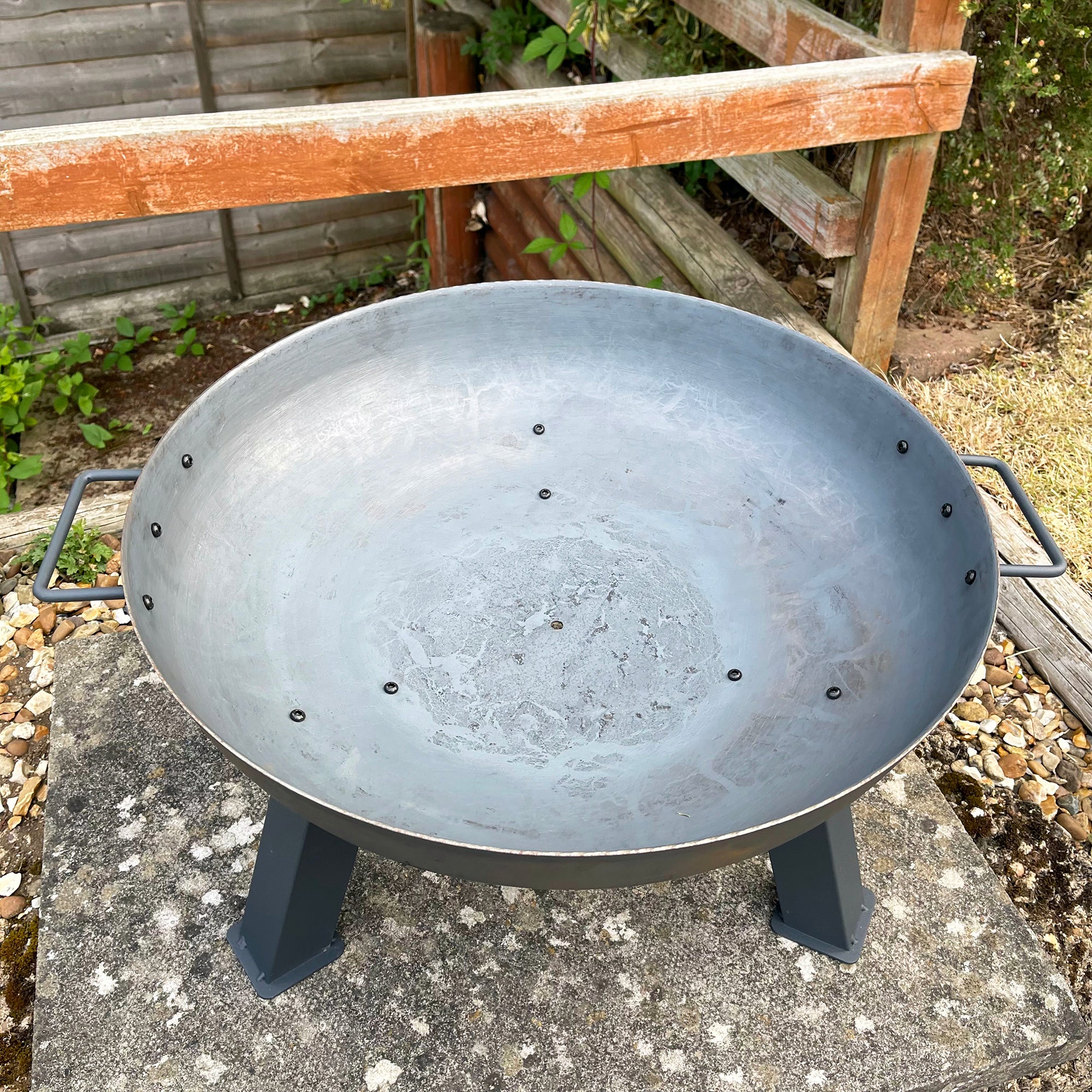 Große schwarze Feuerschale aus Gusseisen