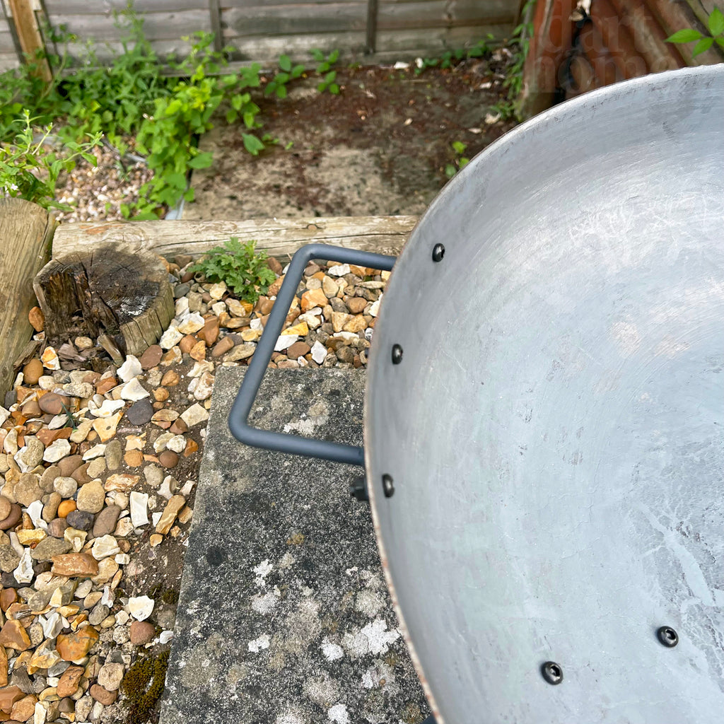 Große schwarze Feuerschale aus Gusseisen