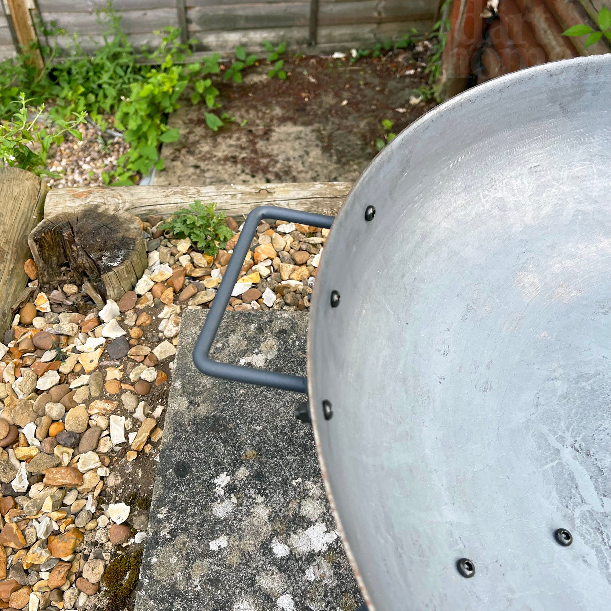 Große schwarze Feuerschale aus Gusseisen