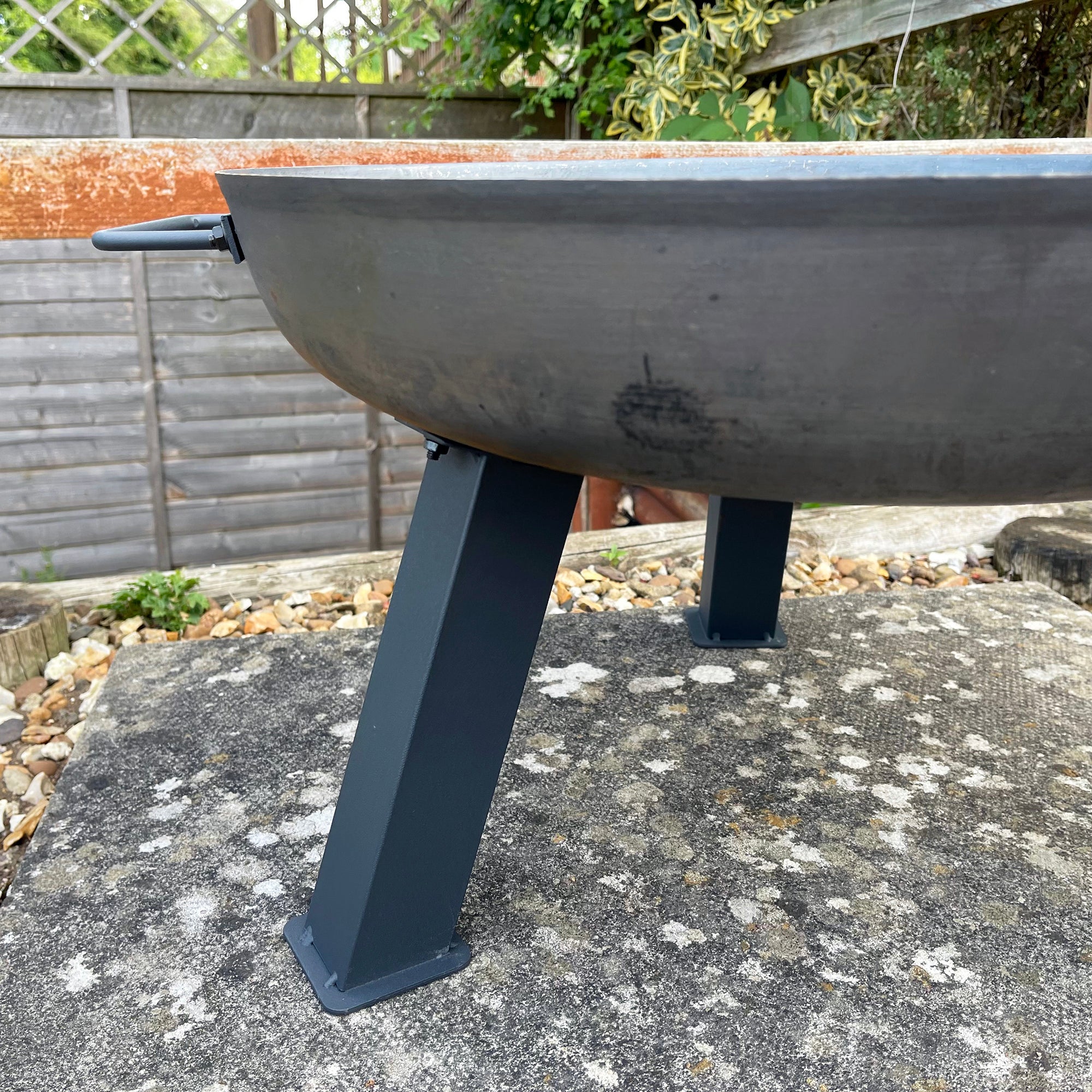 Große schwarze Feuerschale aus Gusseisen