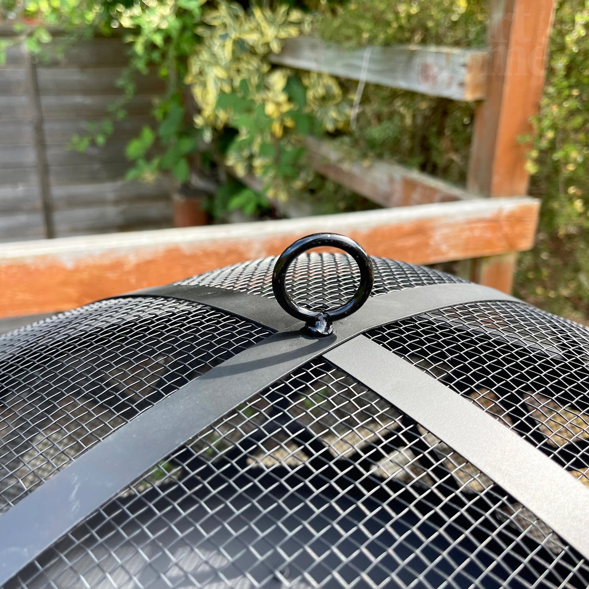 61 cm tiefe Feuerstelle aus Stahl mit Deckel