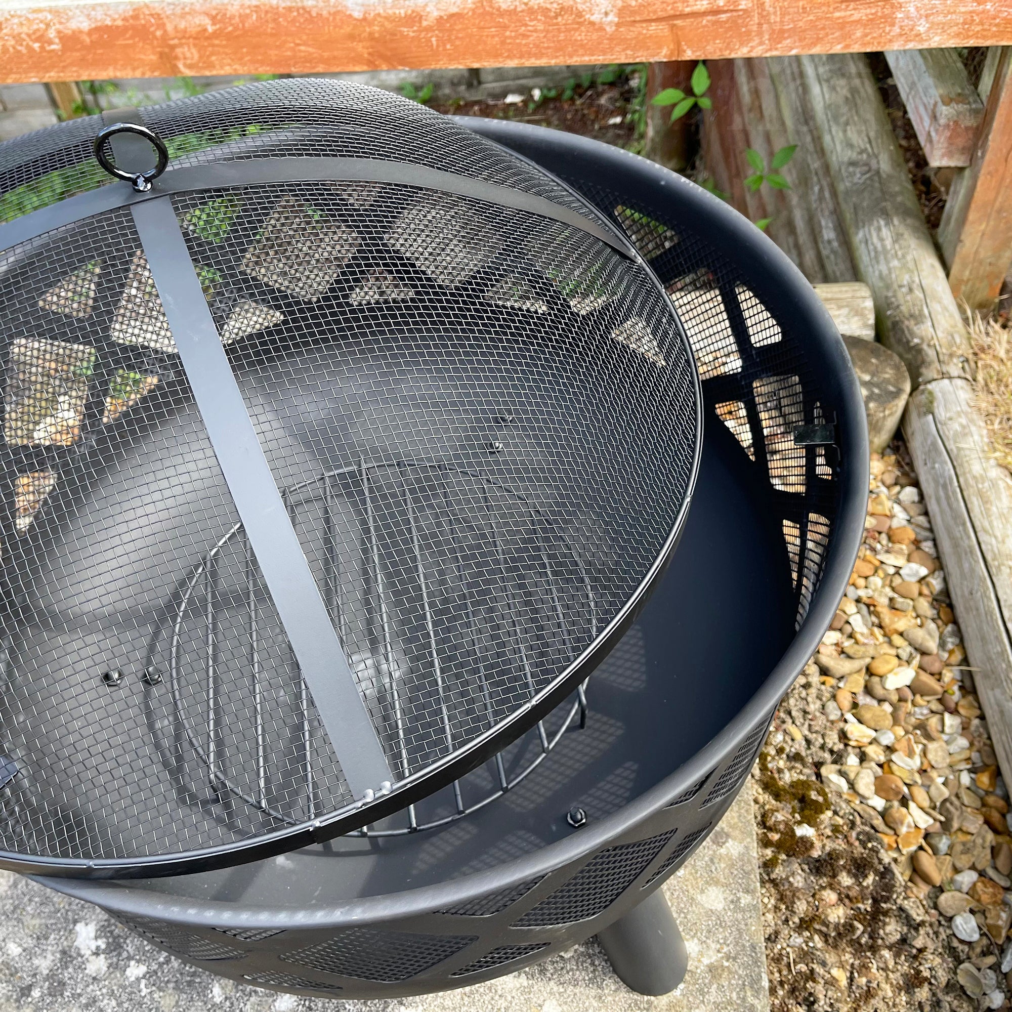 61 cm tiefe Feuerstelle aus Stahl mit Deckel