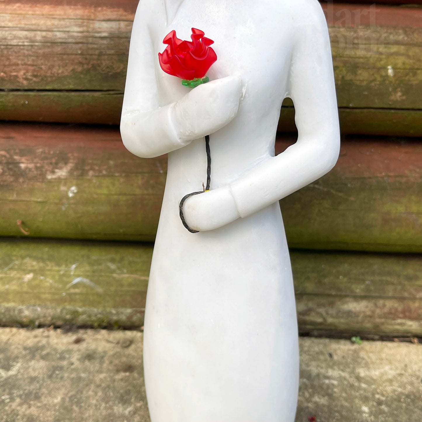 Frau mit roter Rose, Gartendekoration – weißes Marmorharz