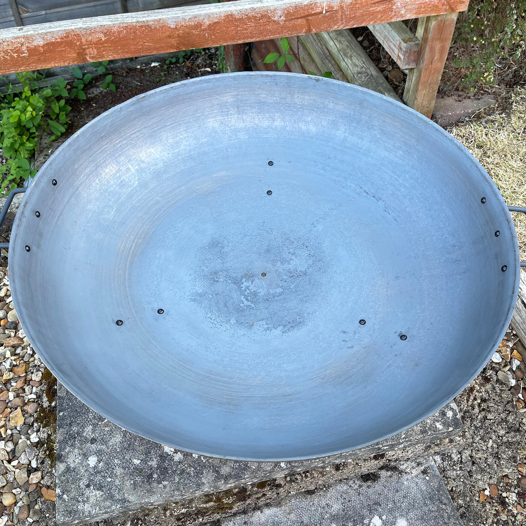 Schwarze Feuerstelle aus Gusseisen mit Beinen – 76 cm