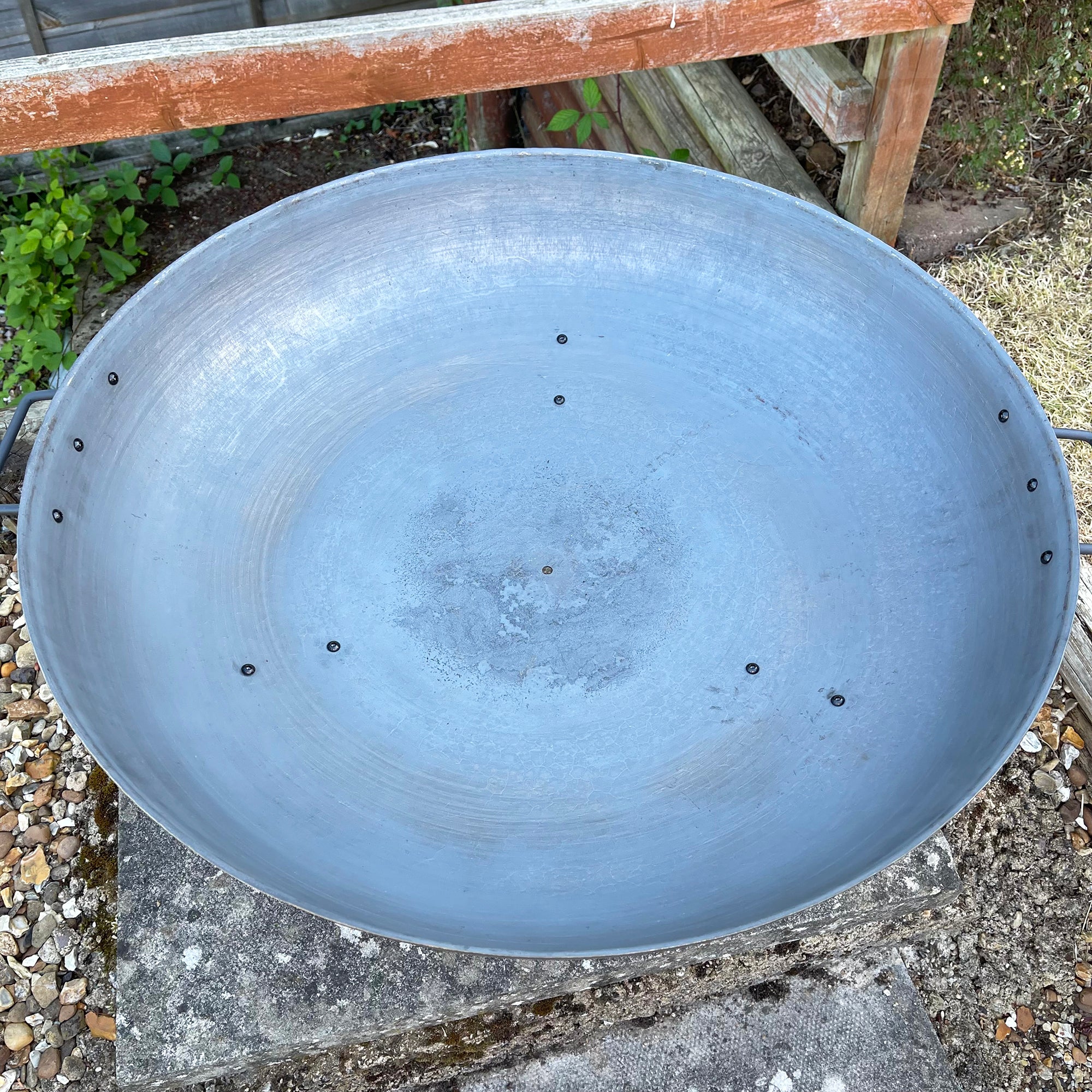 Schwarze Feuerstelle aus Gusseisen mit Beinen – 76 cm