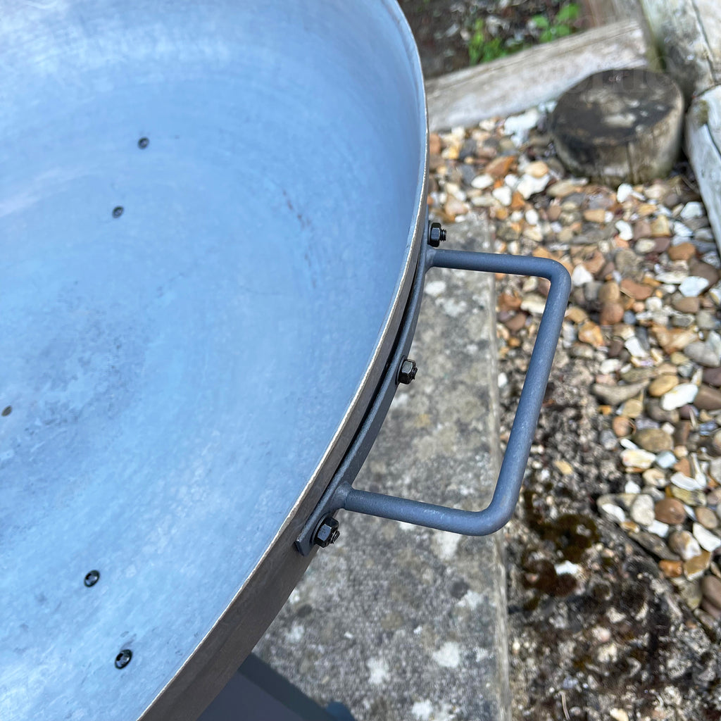 Schwarze Feuerstelle aus Gusseisen mit Beinen – 76 cm