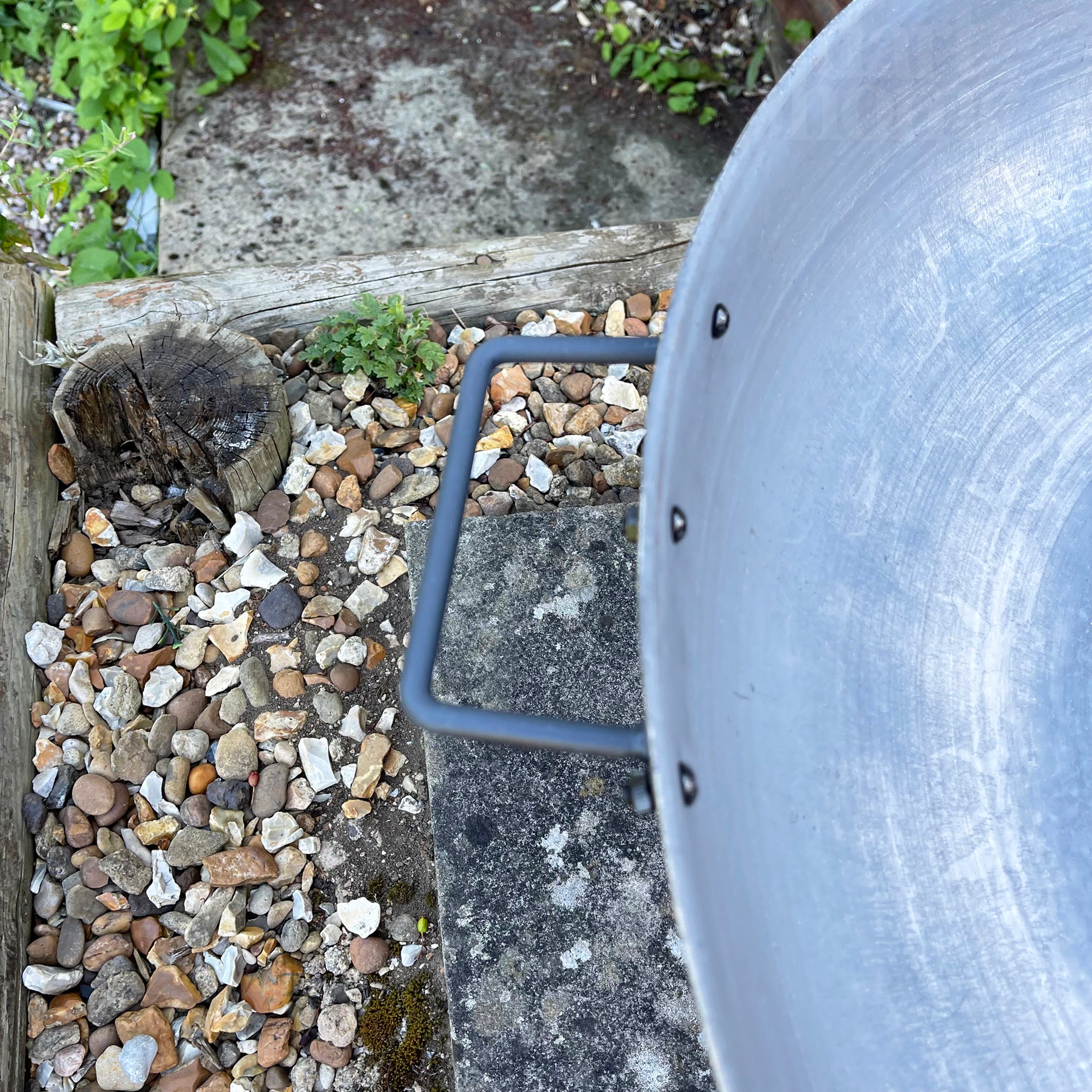 Schwarze Feuerstelle aus Gusseisen mit Beinen – 76 cm