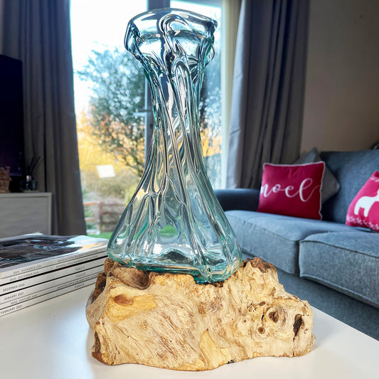 35 cm große Crinkle-Vase aus geschmolzenem Glas auf Treibholzständer