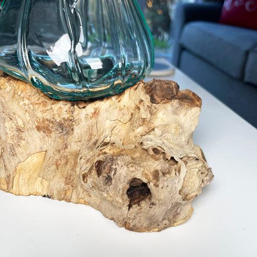 35 cm große Crinkle-Vase aus geschmolzenem Glas auf Treibholzständer