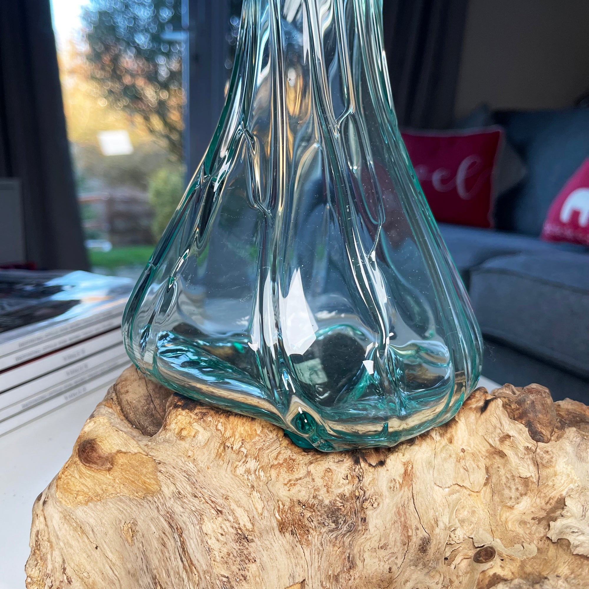 35 cm große Crinkle-Vase aus geschmolzenem Glas auf Treibholzständer