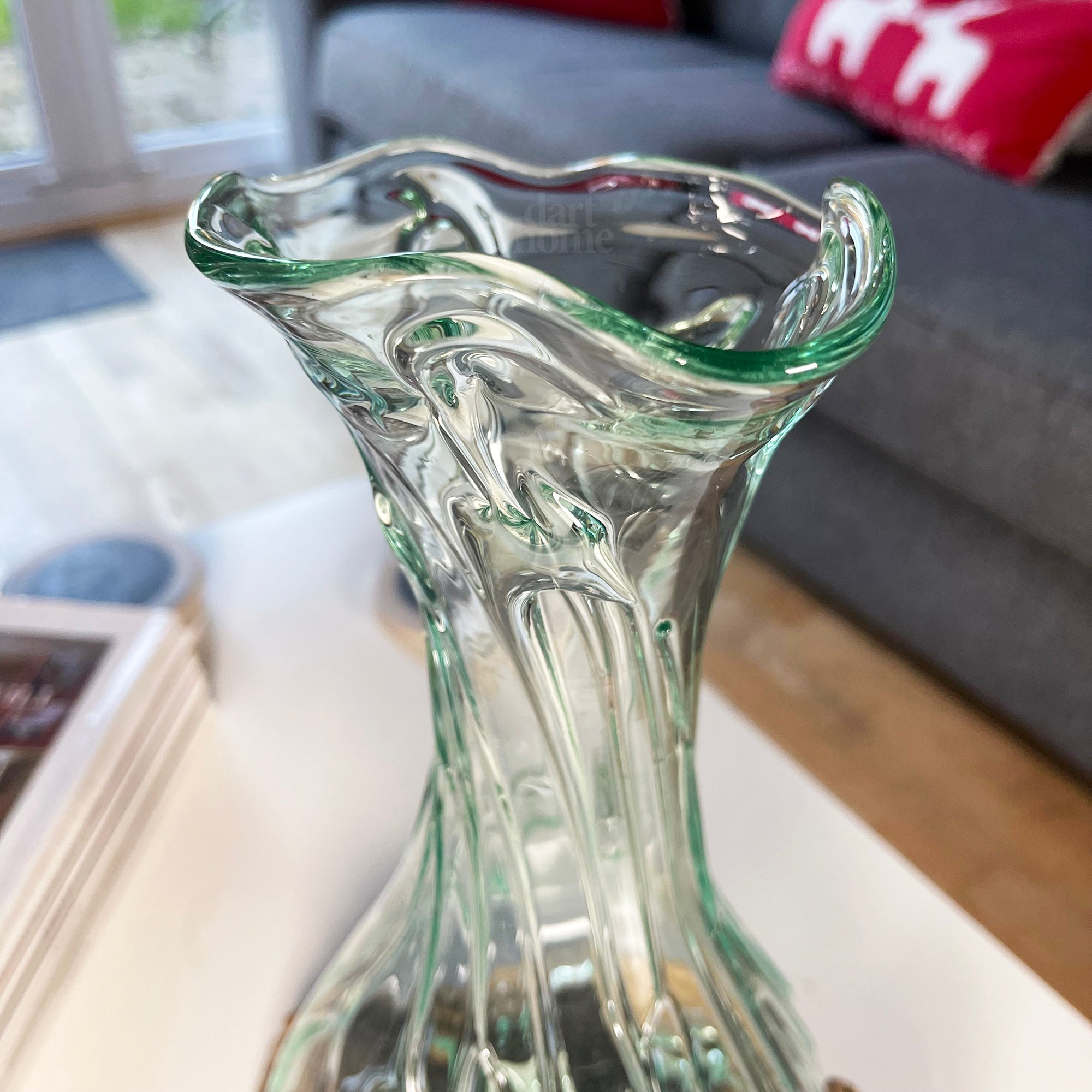 35 cm große Crinkle-Vase aus geschmolzenem Glas auf Treibholzständer