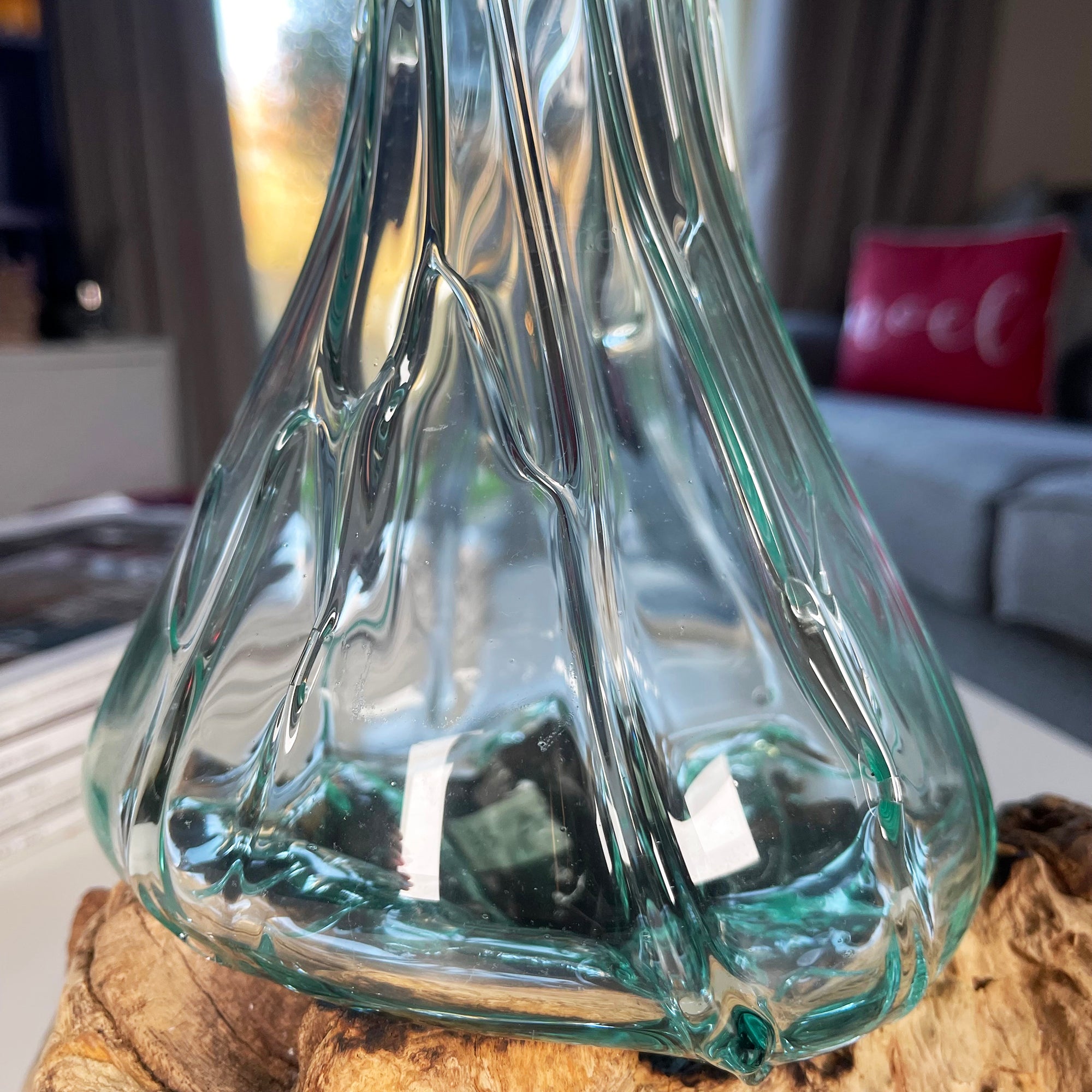 35 cm große Crinkle-Vase aus geschmolzenem Glas auf Treibholzständer