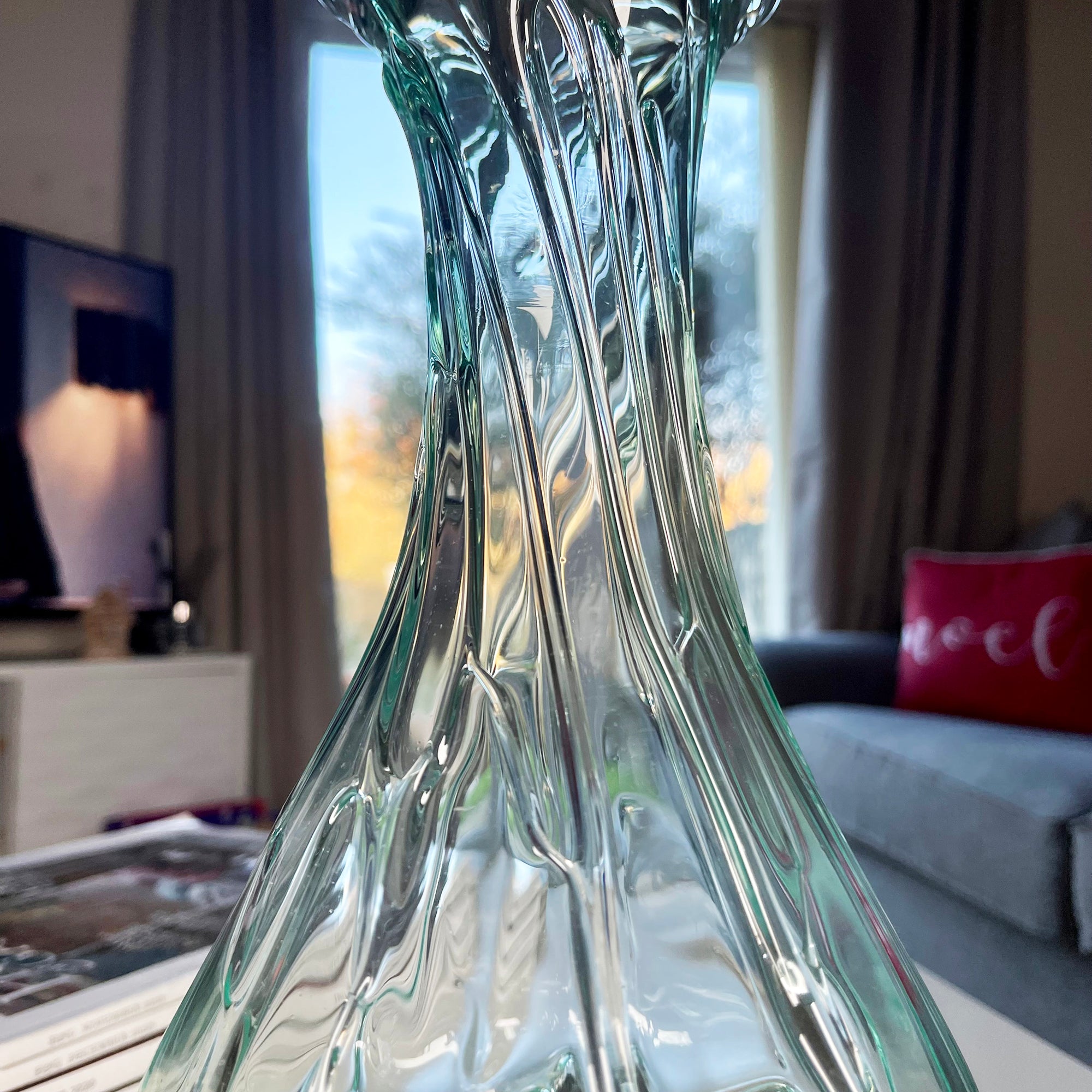 35 cm große Crinkle-Vase aus geschmolzenem Glas auf Treibholzständer