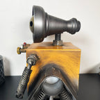 Gelbe quadratische Roboteruhr