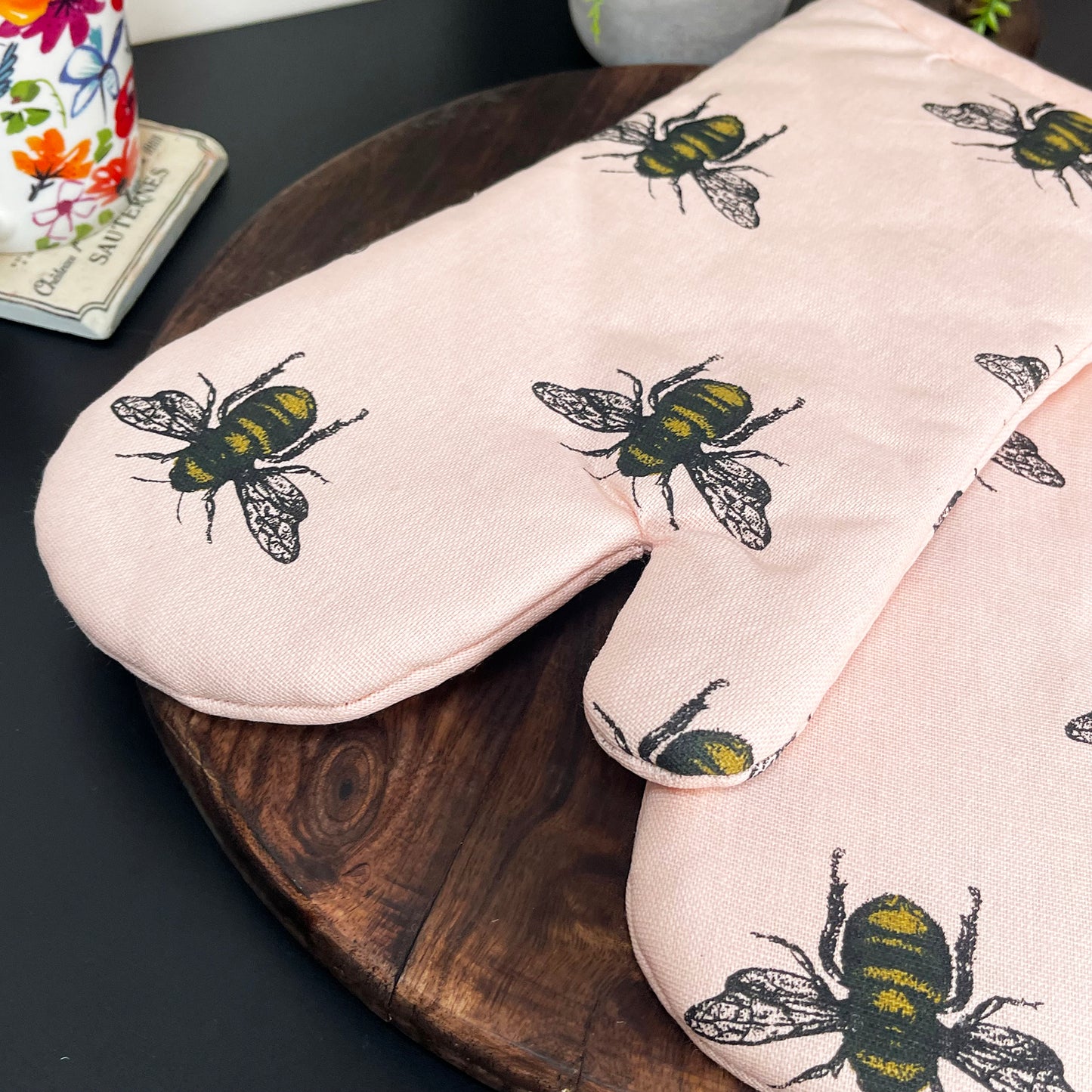 4pc Pink Bees Gauntlet Glove & Tea Towel Kitchen Set