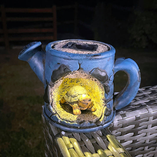 Schildkröte in der Gießkanne, Solar-Gartendekoration