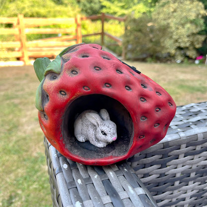 Kaninchen in Erdbeer-Solar-Gartendekoration