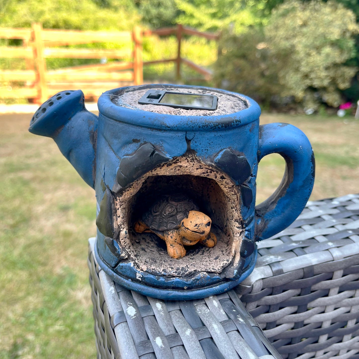 Schildkröte in der Gießkanne, Solar-Gartendekoration