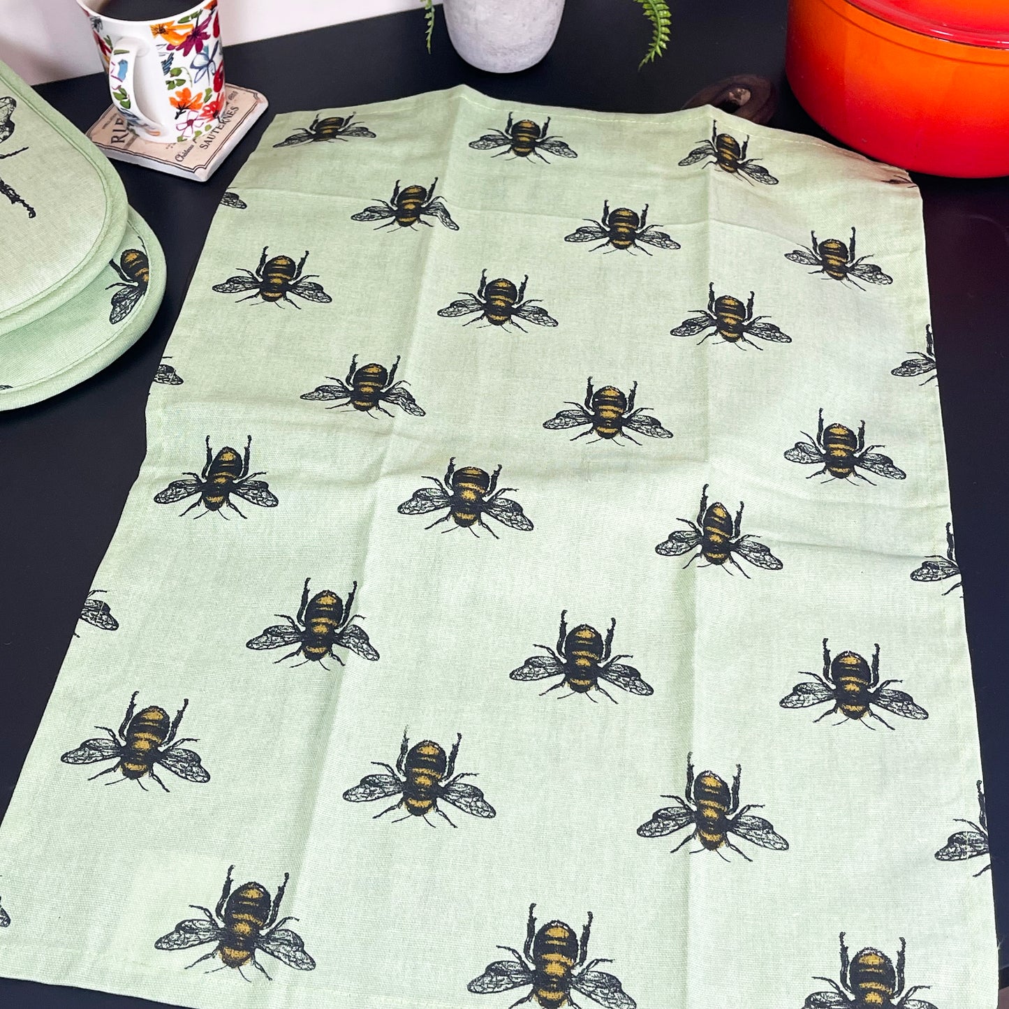 2x Green Summer Bee Tea Towels