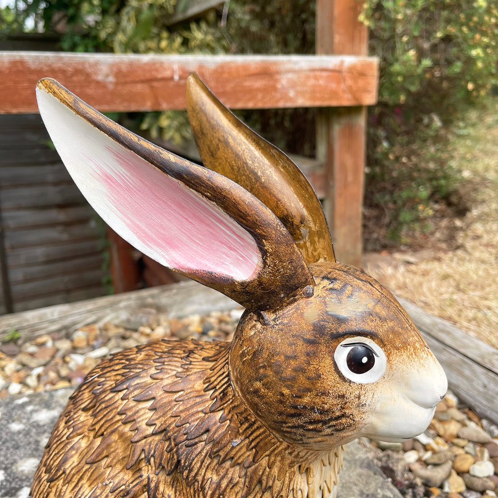Braune Kaninchen-Gartenskulptur aus Metall