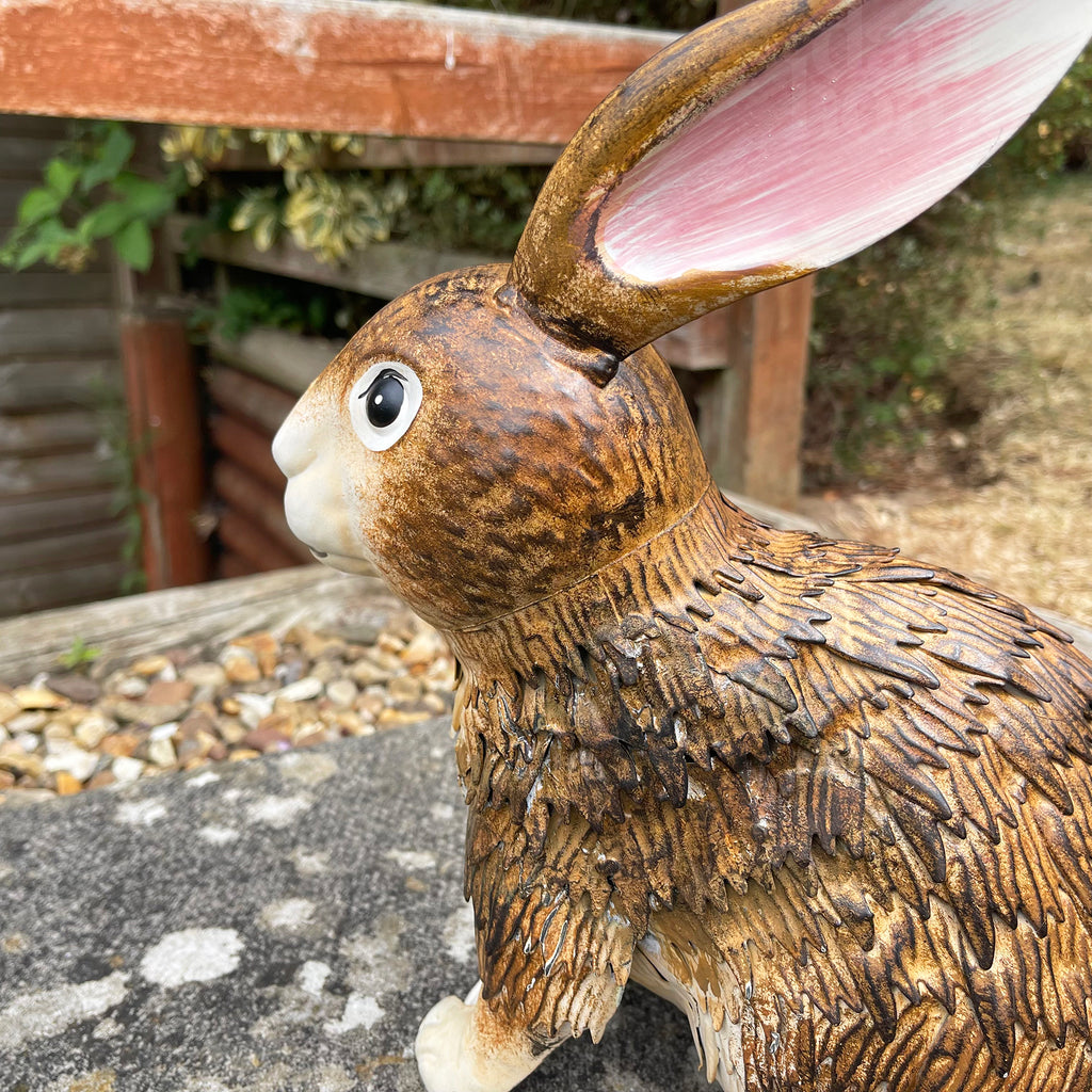 Braune Kaninchen-Gartenskulptur aus Metall