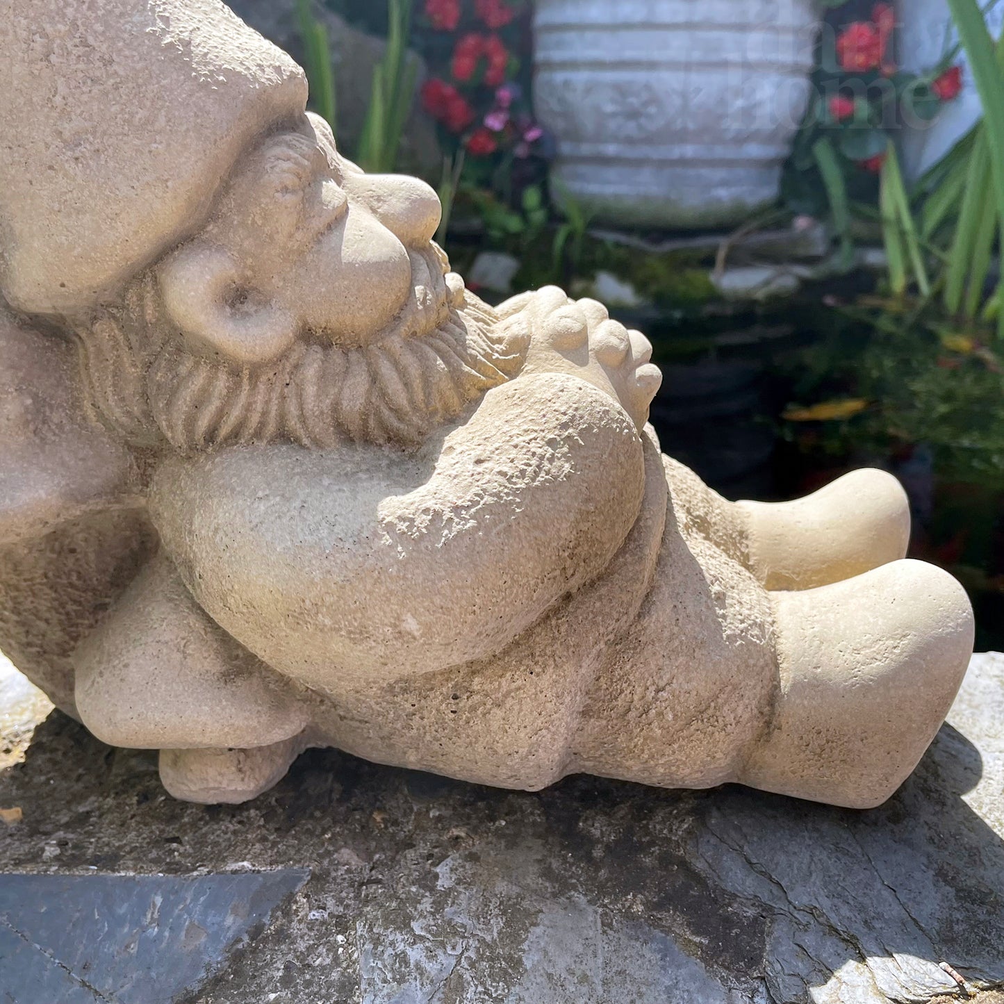 Schlafender Zwerg aus Stein für den Garten