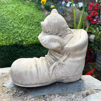 Steinkatze im Stiefel, Gartendekoration