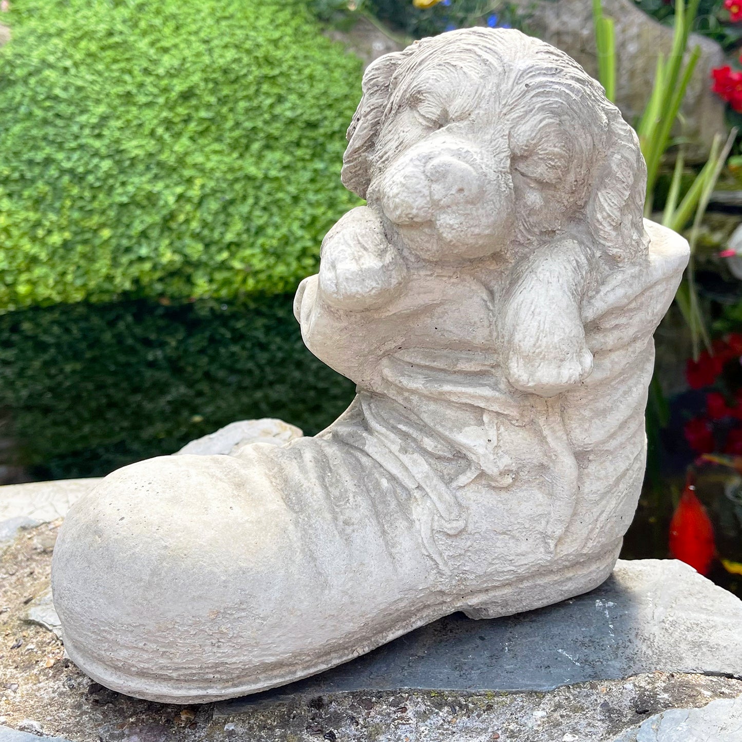 Steinhund im Stiefel, Gartendekoration