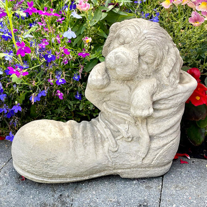 Steinhund im Stiefel, Gartendekoration