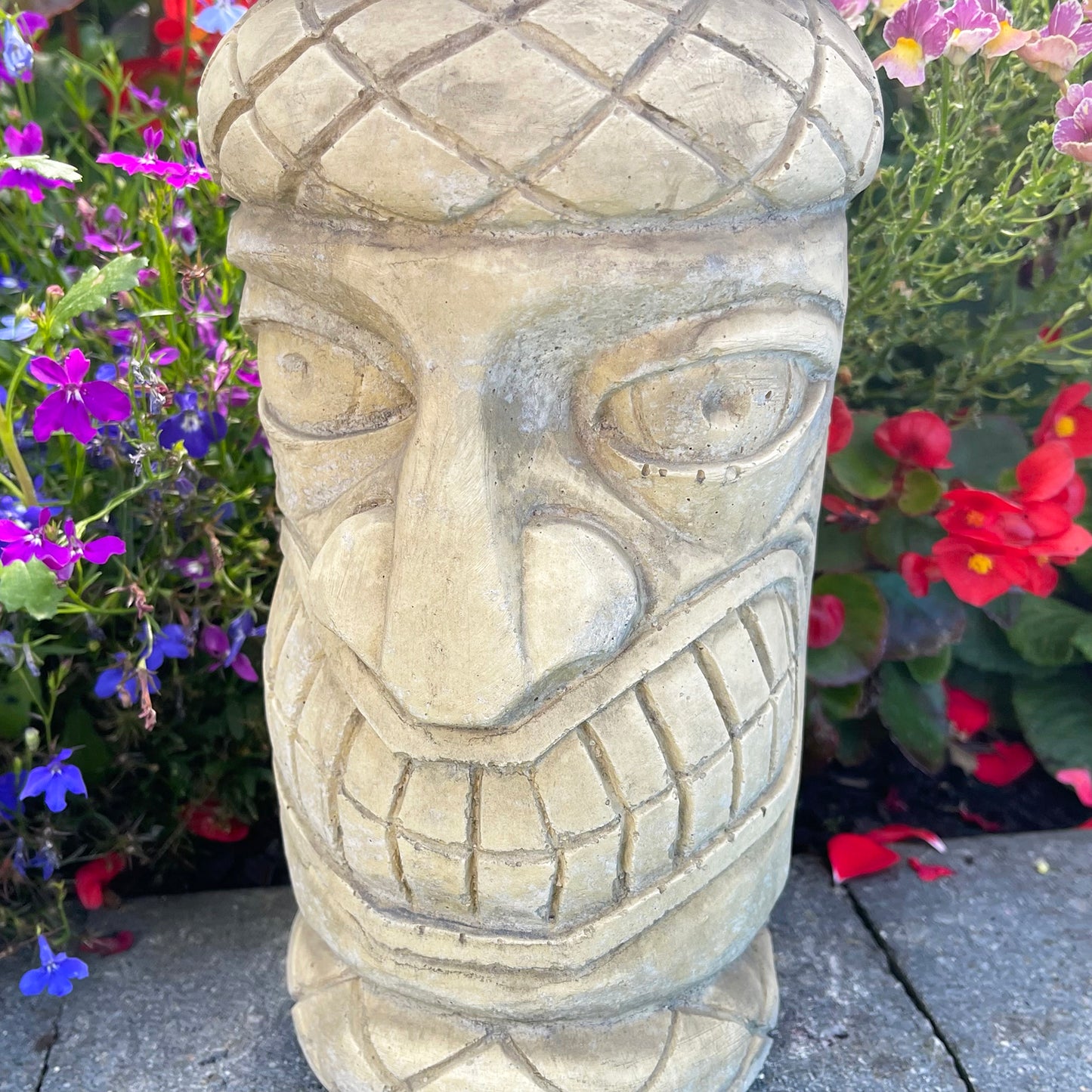 Tiki-Totempfahl-Ornament aus Stein